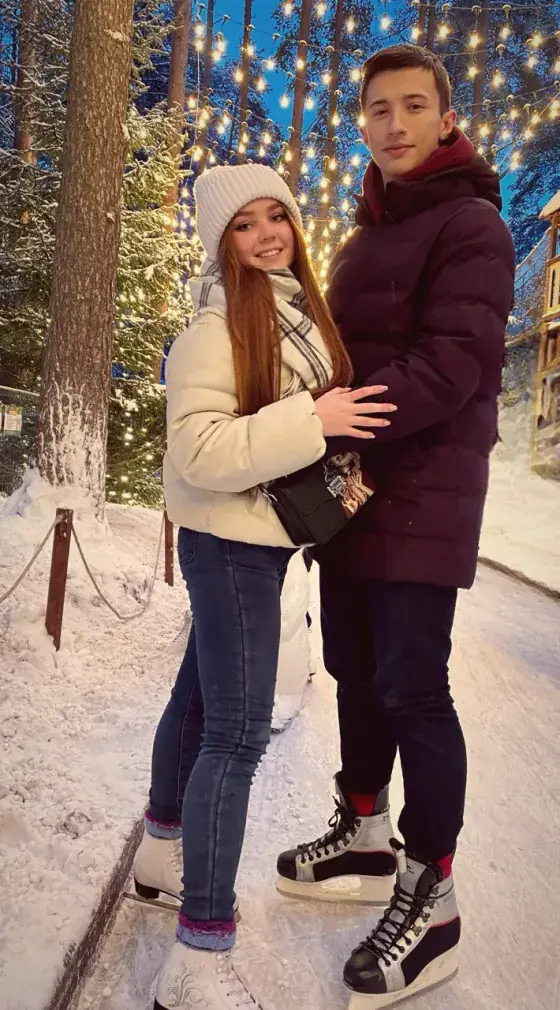 На катке среди огней